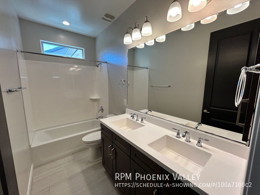 Gorgeous 4-Bedroom Home with Mountain Views in Gated Community property image