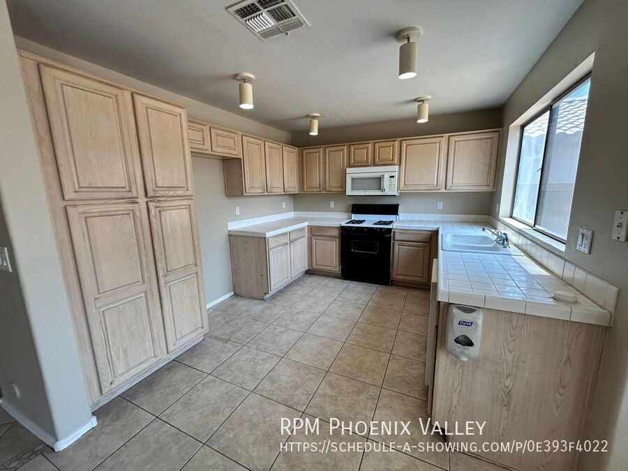 Spacious 4-Bedroom 3-Bath Peoria Home with Vaulted Ceilings & Large Backyard property image
