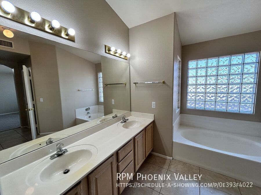 Spacious 4-Bedroom 3-Bath Peoria Home with Vaulted Ceilings & Large Backyard property image