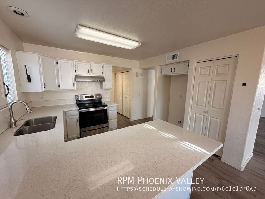 3 bd/2.5 bath *NEW* Carpet in Kyrene School District! property image