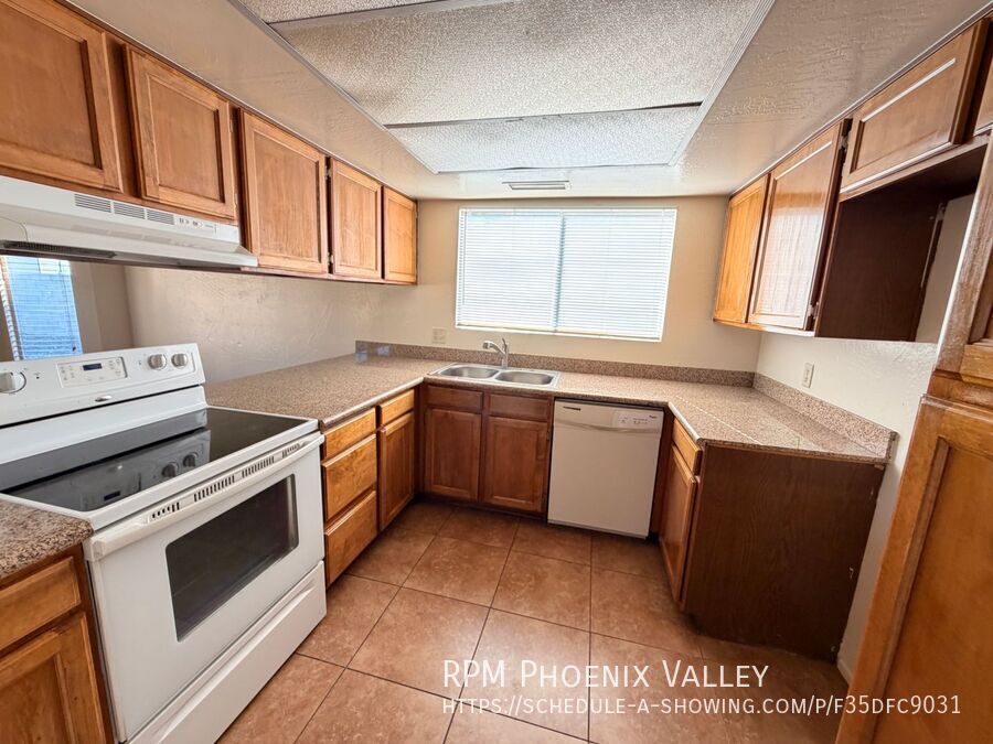 ⭐ Spacious 3-Bedroom 2-Bathroom Chandler Home with Vaulted Ceilings and Large Yard property image