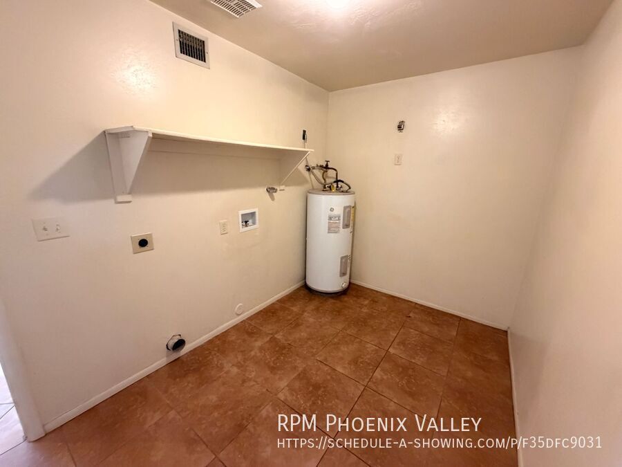 ⭐ Spacious 3-Bedroom 2-Bathroom Chandler Home with Vaulted Ceilings and Large Yard property image