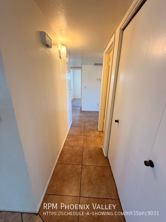 ⭐ Spacious 3-Bedroom 2-Bathroom Chandler Home with Vaulted Ceilings and Large Yard property image