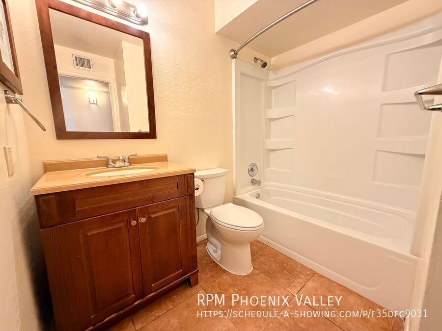 ⭐ Spacious 3-Bedroom 2-Bathroom Chandler Home with Vaulted Ceilings and Large Yard property image