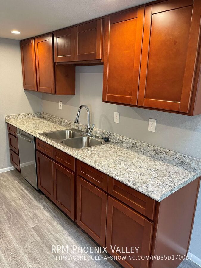 Priced to Lease! Single Story updated 2Bdm - 2 Ba Glendale Unit with *NO Carpet* property image