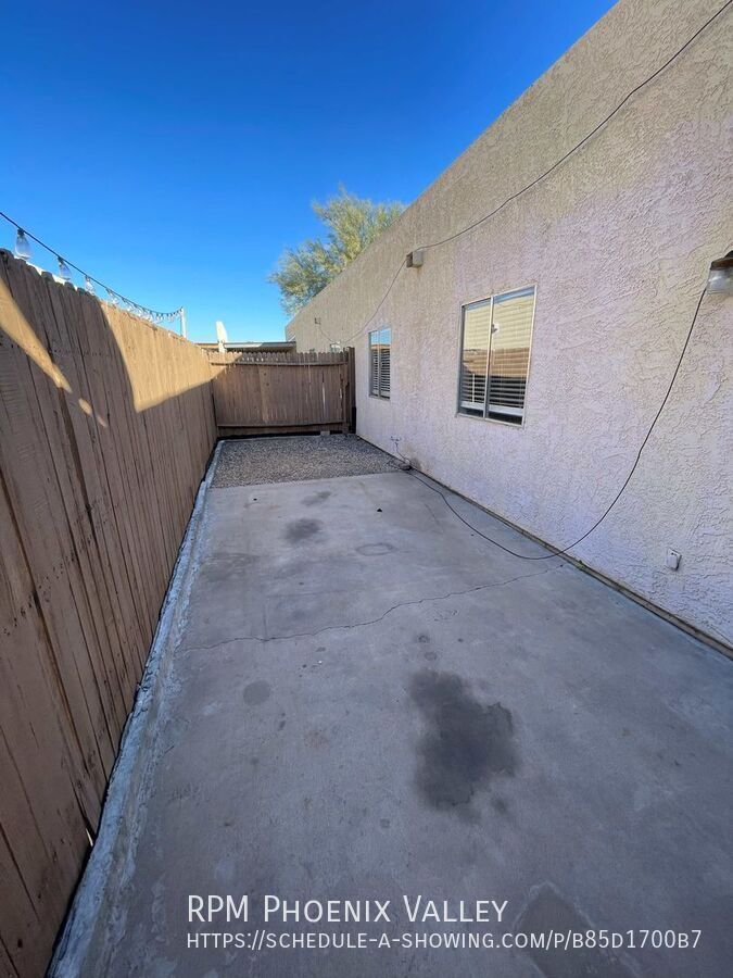 Priced to Lease! Single Story updated 2Bdm - 2 Ba Glendale Unit with *NO Carpet* property image