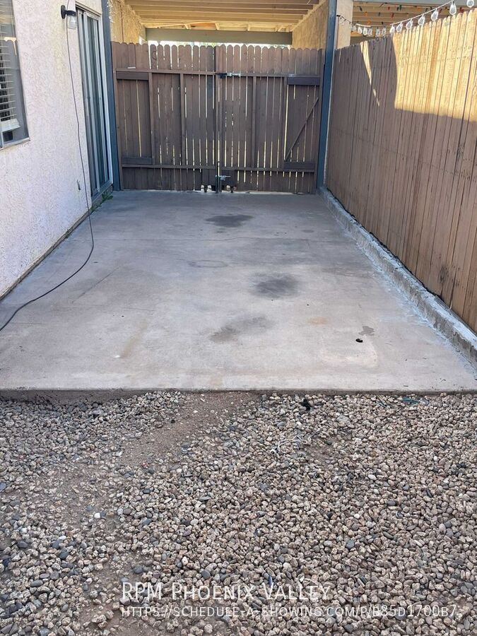 Priced to Lease! Single Story updated 2Bdm - 2 Ba Glendale Unit with *NO Carpet* property image