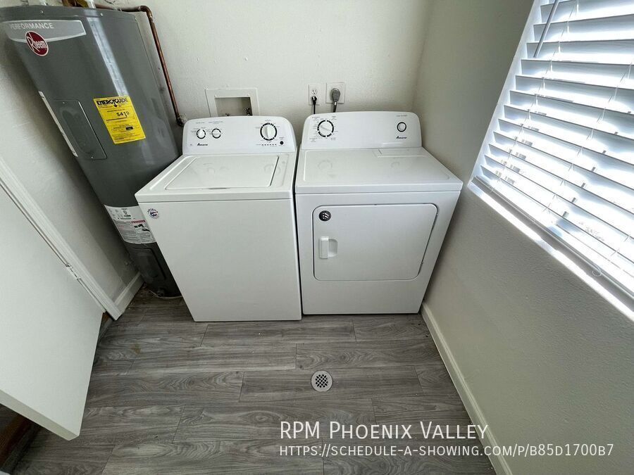 Priced to Lease! Single Story updated 2Bdm - 2 Ba Glendale Unit with *NO Carpet* property image