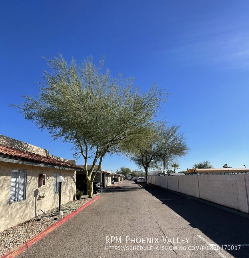 Priced to Lease! Single Story updated 2Bdm - 2 Ba Glendale Unit with *NO Carpet* property image