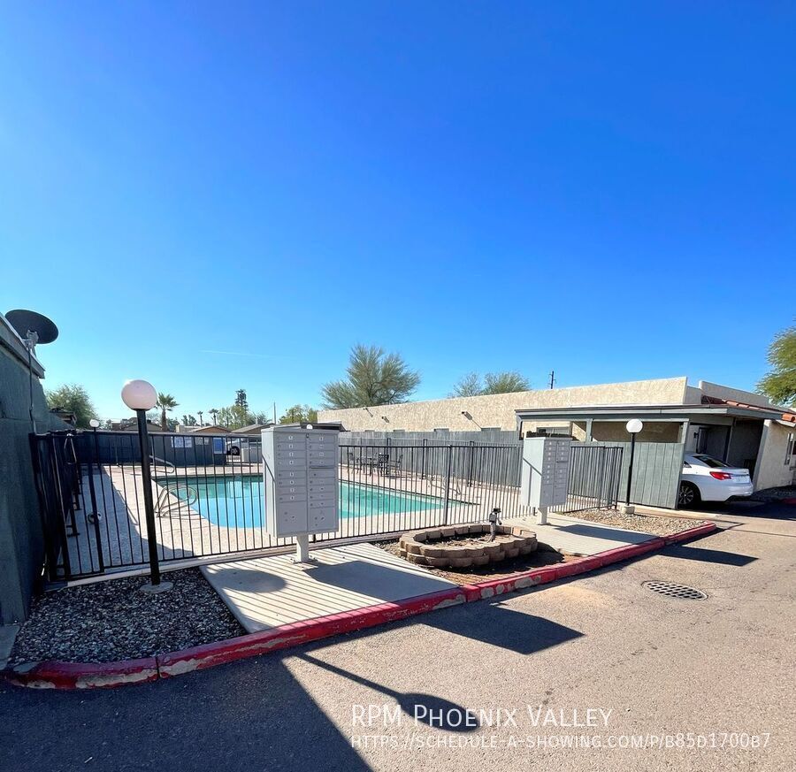 Priced to Lease! Single Story updated 2Bdm - 2 Ba Glendale Unit with *NO Carpet* property image