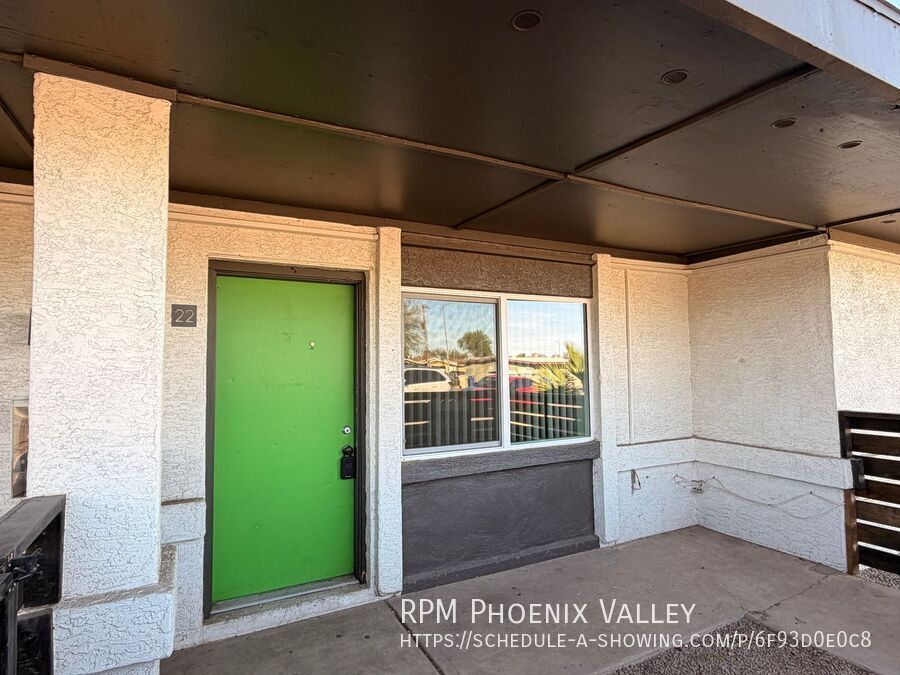 Fantastic 2Bdm 1Ba Glendale Unit with Enclosed Patio and 