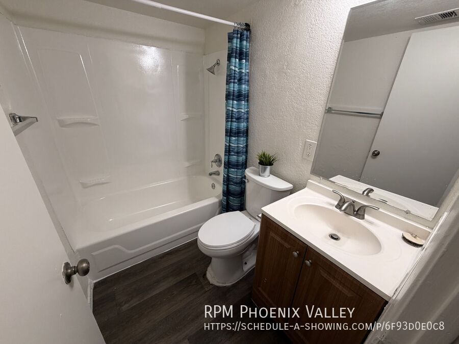 Fantastic 2Bdm 1Ba Glendale Unit with Enclosed Patio and 