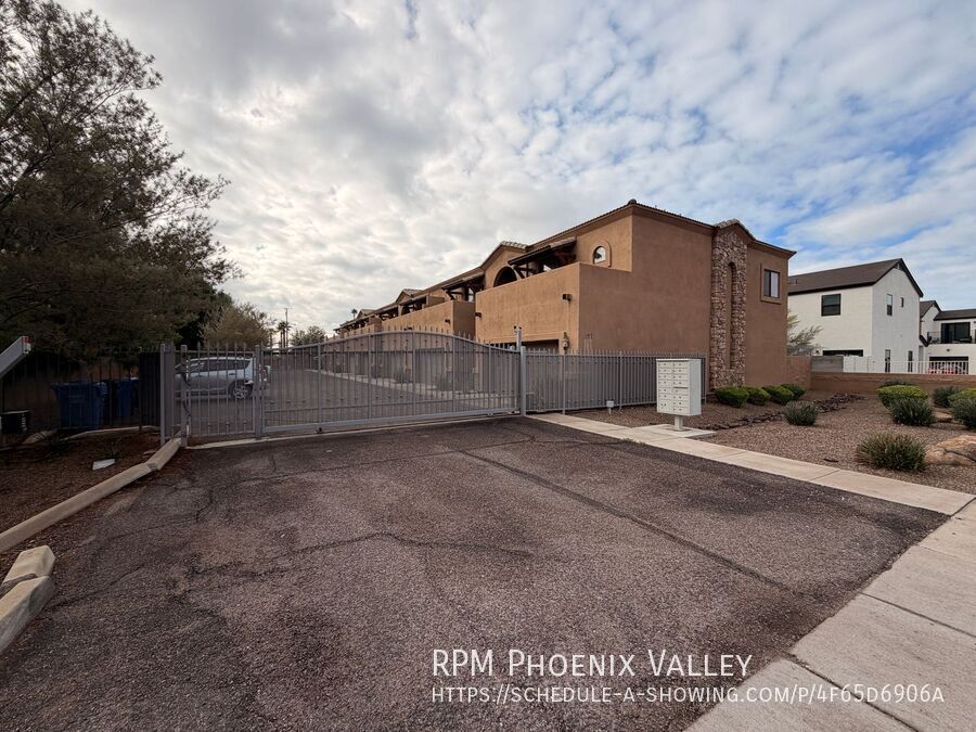 End Unit *Gated* Downtown Phx Townhome 2 Car Garage! property image
