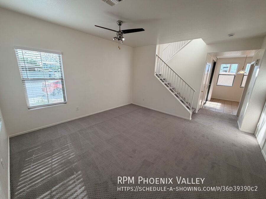Move-In Special! End Unit Tempe Townhome w/Garage *NEW* Paint & *NEW* Carpet property image