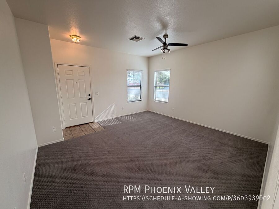Move-In Special! End Unit Tempe Townhome w/Garage *NEW* Paint & *NEW* Carpet property image