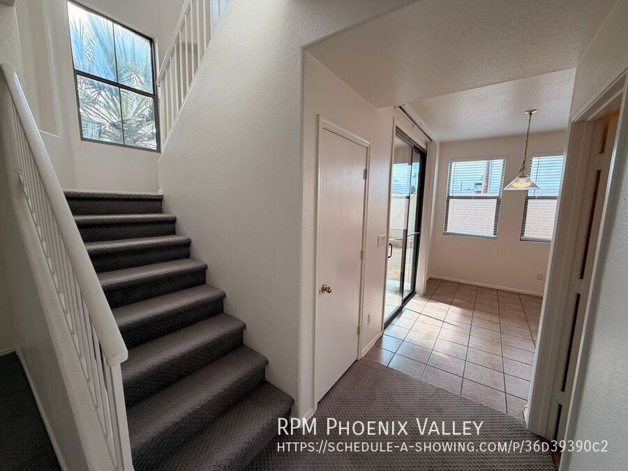 Move-In Special! End Unit Tempe Townhome w/Garage *NEW* Paint & *NEW* Carpet property image