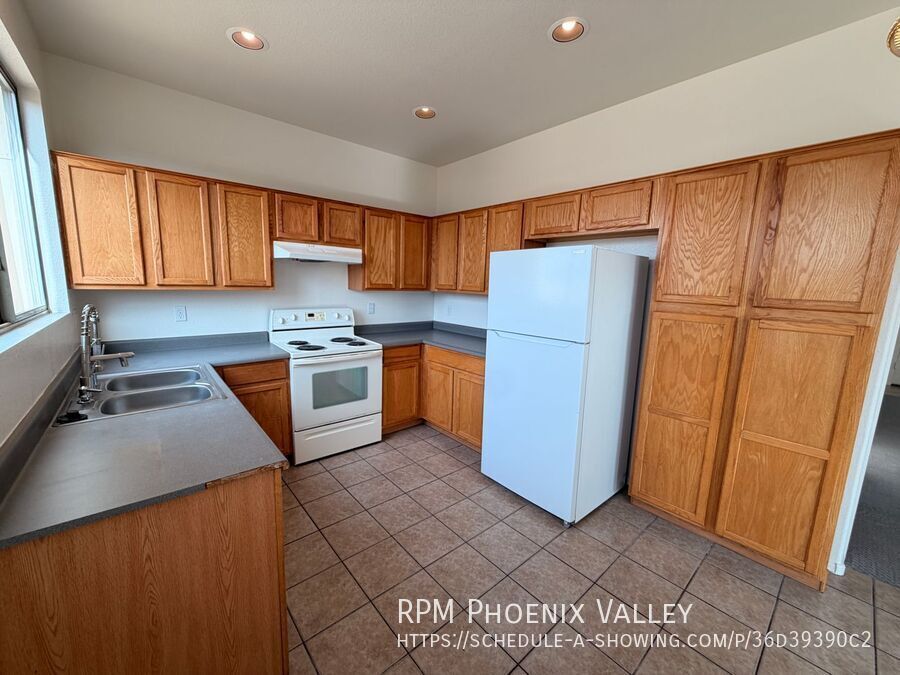 Move-In Special! End Unit Tempe Townhome w/Garage *NEW* Paint & *NEW* Carpet property image