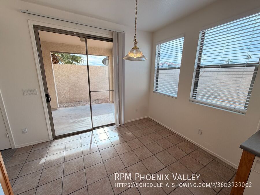 Move-In Special! End Unit Tempe Townhome w/Garage *NEW* Paint & *NEW* Carpet property image