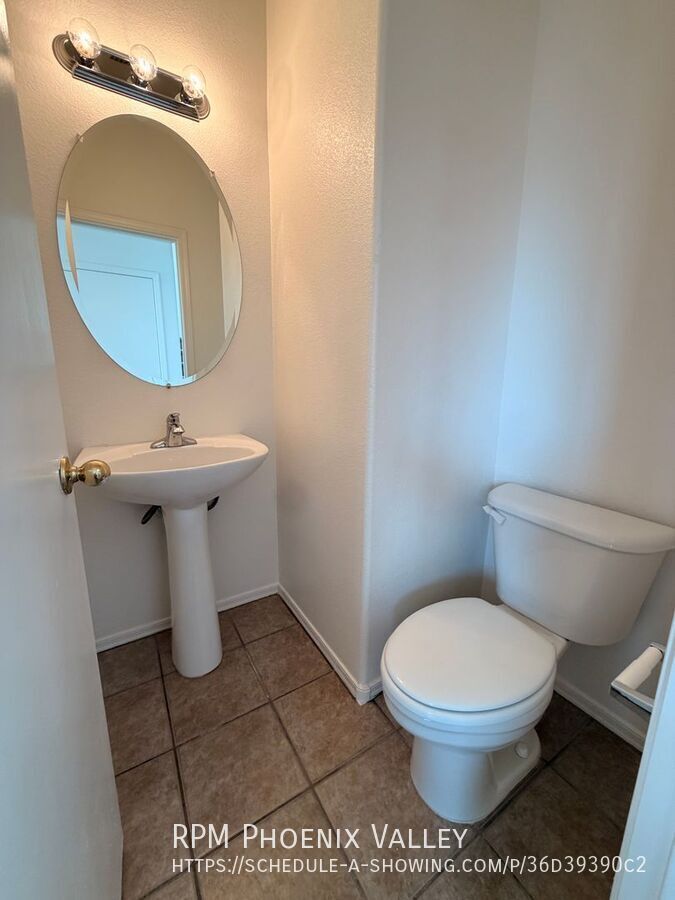 Move-In Special! End Unit Tempe Townhome w/Garage *NEW* Paint & *NEW* Carpet property image