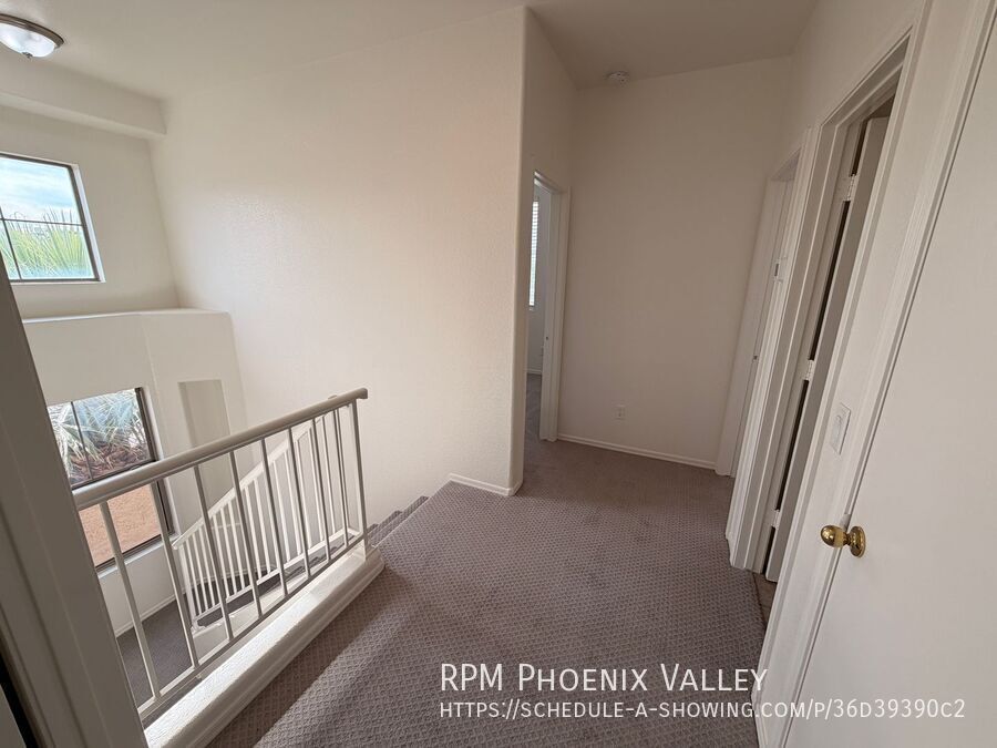 Move-In Special! End Unit Tempe Townhome w/Garage *NEW* Paint & *NEW* Carpet property image