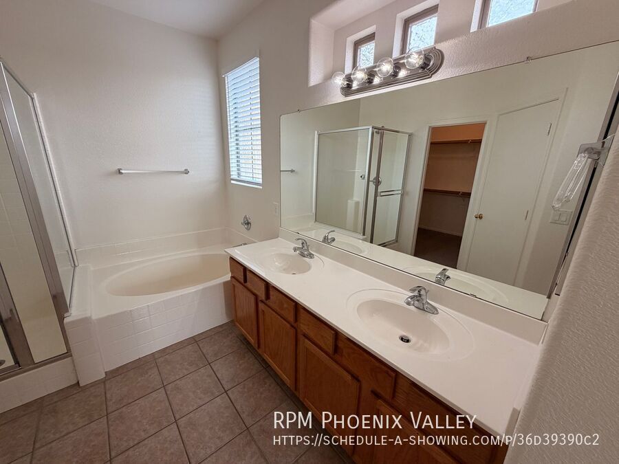 Move-In Special! End Unit Tempe Townhome w/Garage *NEW* Paint & *NEW* Carpet property image
