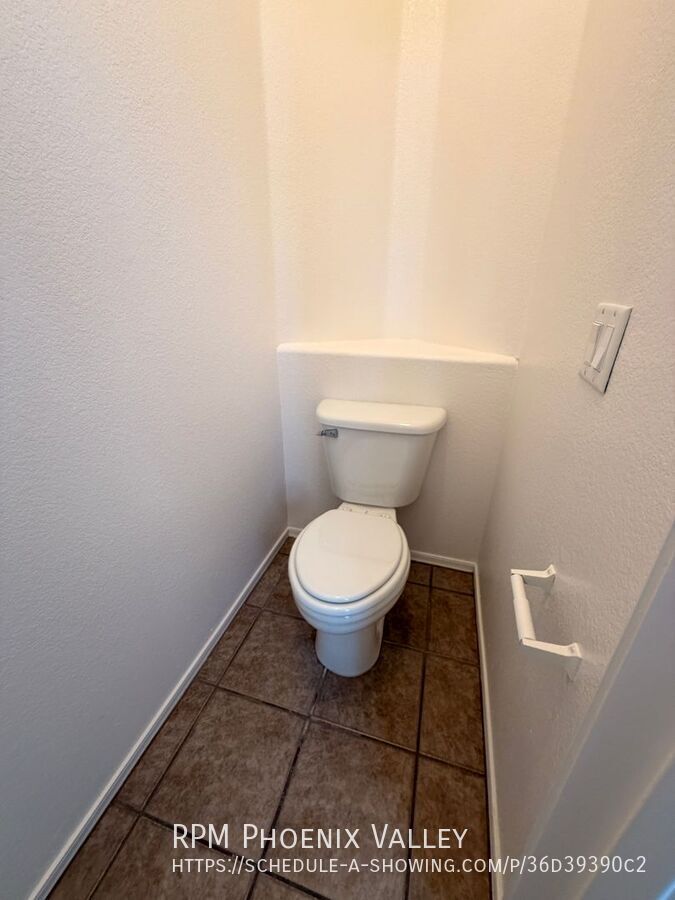 Move-In Special! End Unit Tempe Townhome w/Garage *NEW* Paint & *NEW* Carpet property image