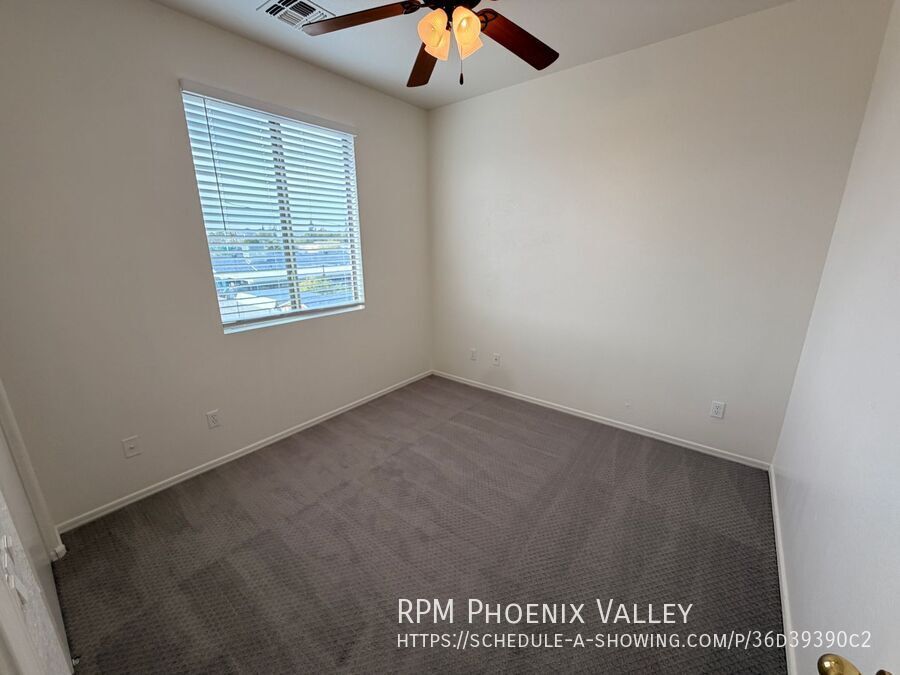 Move-In Special! End Unit Tempe Townhome w/Garage *NEW* Paint & *NEW* Carpet property image