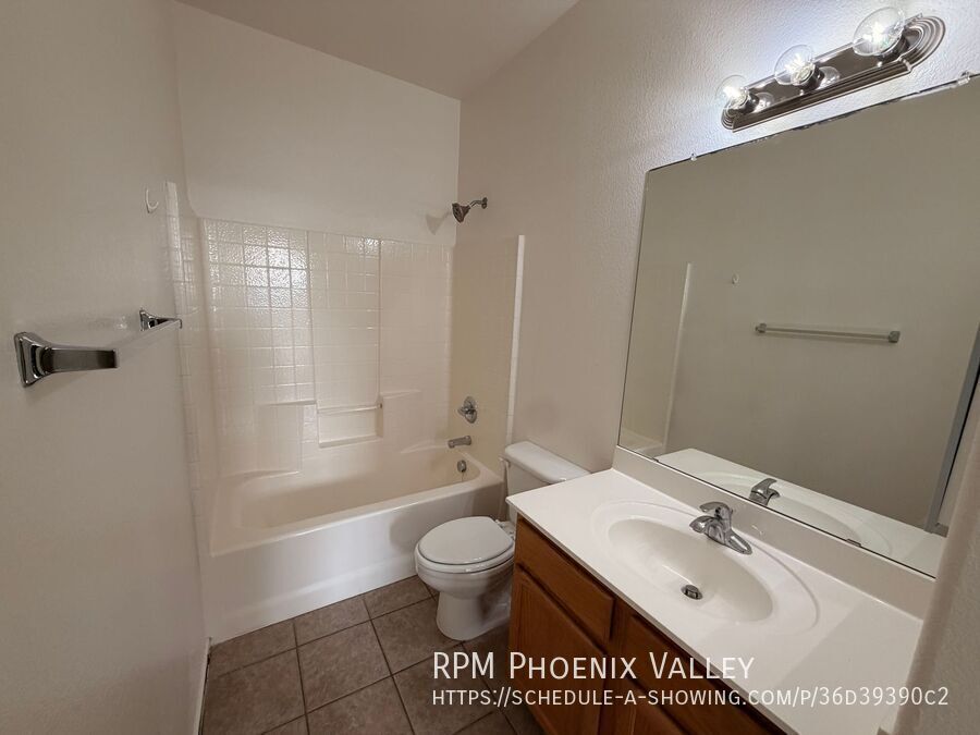 Move-In Special! End Unit Tempe Townhome w/Garage *NEW* Paint & *NEW* Carpet property image