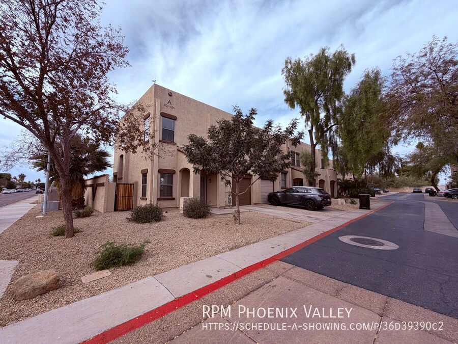 Move-In Special! End Unit Tempe Townhome w/Garage *NEW* Paint & *NEW* Carpet property image