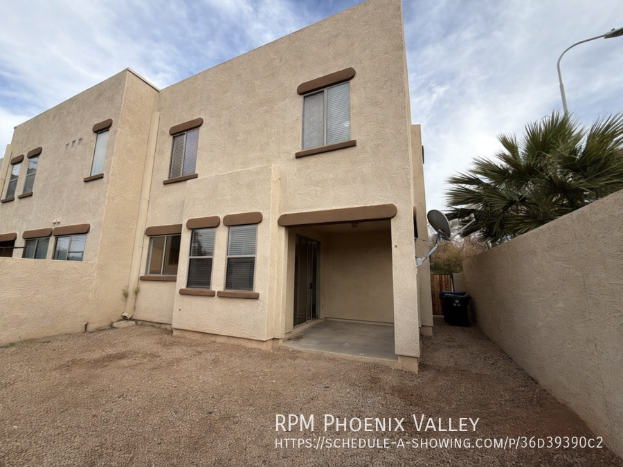 Move-In Special! End Unit Tempe Townhome w/Garage *NEW* Paint & *NEW* Carpet property image