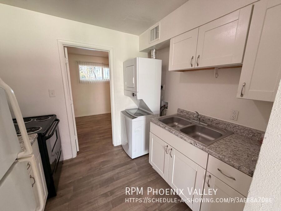 Welcome Home to the Glenn Isle Community! 1Ba 1 Ba unit with an enclosed patio property image