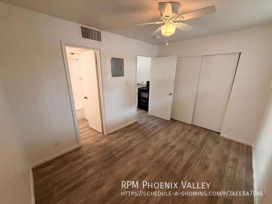 Welcome Home to the Glenn Isle Community! 1Ba 1 Ba unit with an enclosed patio property image