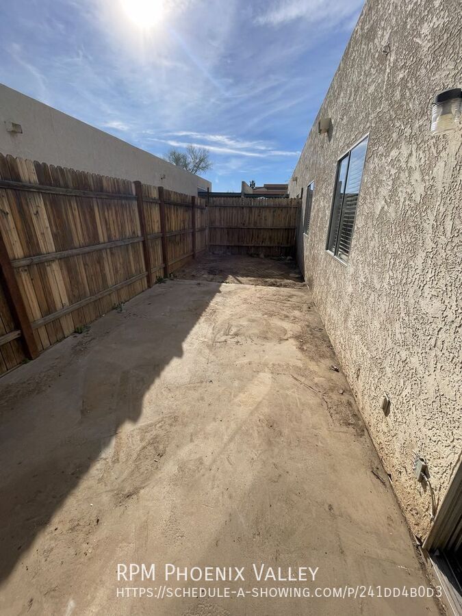 Move-In Special! 2Bdm 2Ba Glendale Unit with *NO* Carpet property image