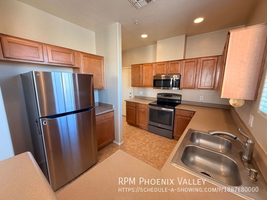 Spacious 2Bdm 2.5Ba Anthem Townhome with *NEW* flooring property image