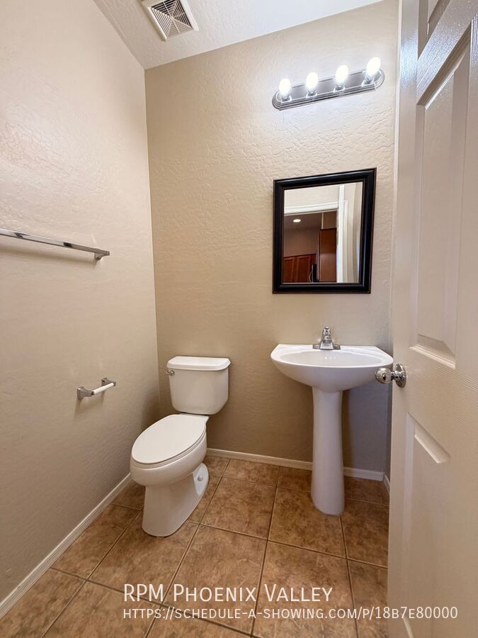 Spacious 2Bdm 2.5Ba Anthem Townhome with *NEW* flooring property image