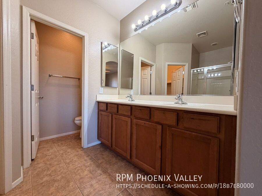 Spacious 2Bdm 2.5Ba Anthem Townhome with *NEW* flooring property image