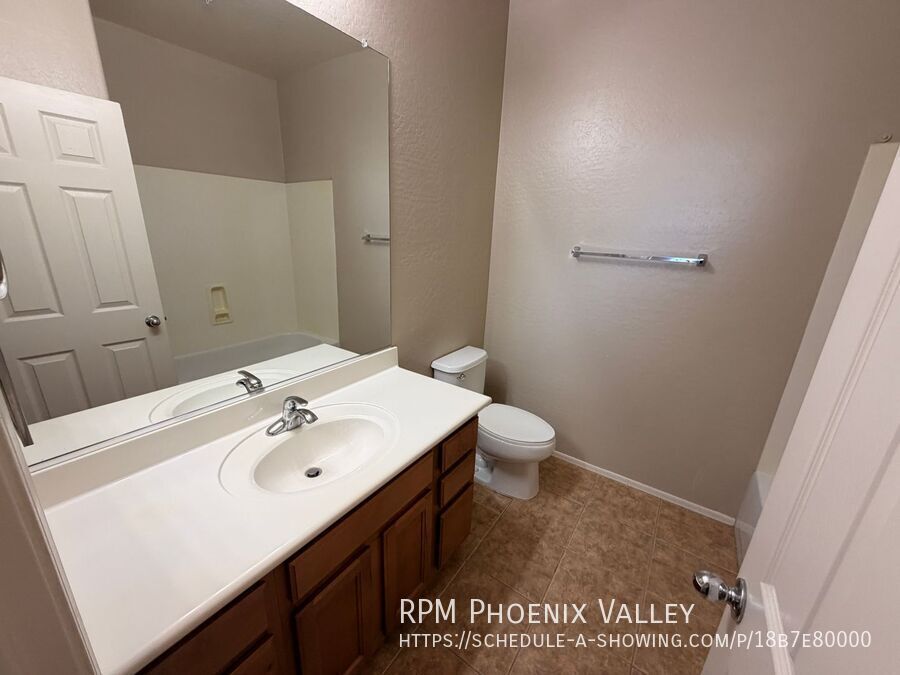 Spacious 2Bdm 2.5Ba Anthem Townhome with *NEW* flooring property image