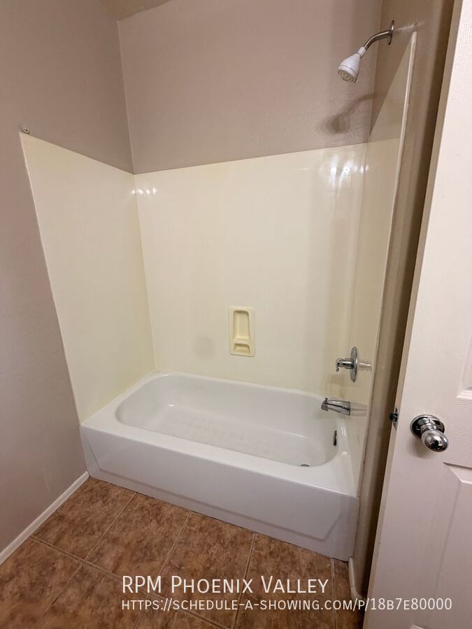 Spacious 2Bdm 2.5Ba Anthem Townhome with *NEW* flooring property image