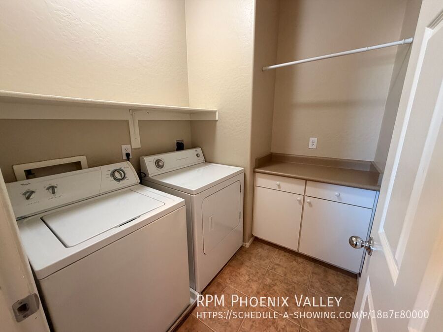 Spacious 2Bdm 2.5Ba Anthem Townhome with *NEW* flooring property image