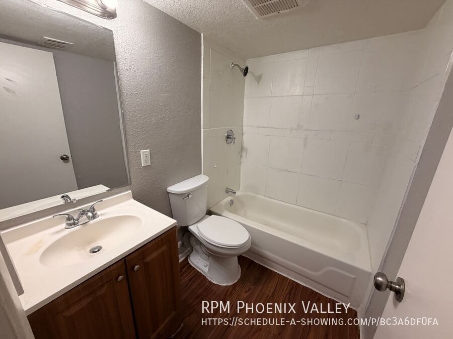 Fantastic 2Bdm 1Ba Glendale Unit with Enclosed Patio and 