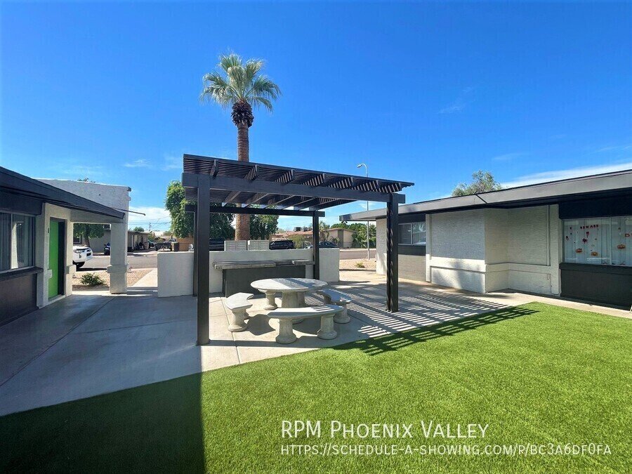 Fantastic 2Bdm 1Ba Glendale Unit with Enclosed Patio and 