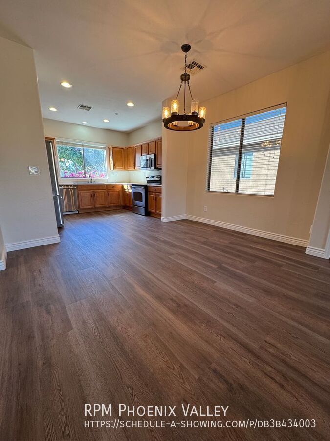 Beautiful 3Bdm 2Ba Anthem Home with ⭐New Floors and New Paint⭐in a Golf Community property image