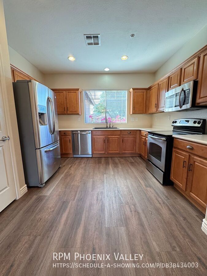 Beautiful 3Bdm 2Ba Anthem Home with ⭐New Floors and New Paint⭐in a Golf Community property image