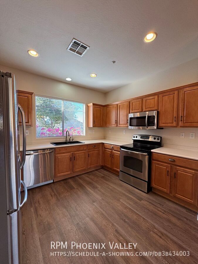 Beautiful 3Bdm 2Ba Anthem Home with ⭐New Floors and New Paint⭐in a Golf Community property image