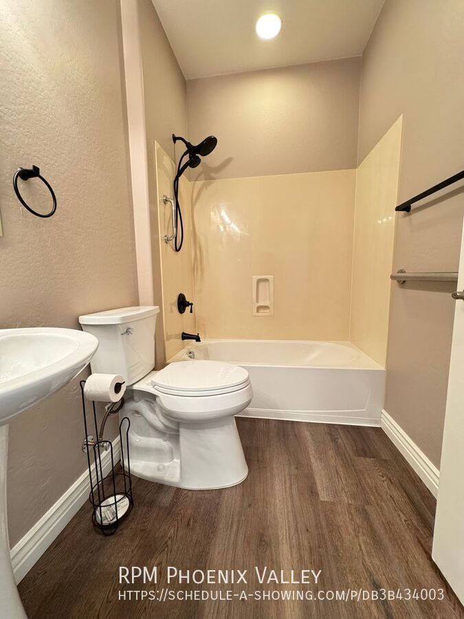 Beautiful 3Bdm 2Ba Anthem Home with ⭐New Floors and New Paint⭐in a Golf Community property image