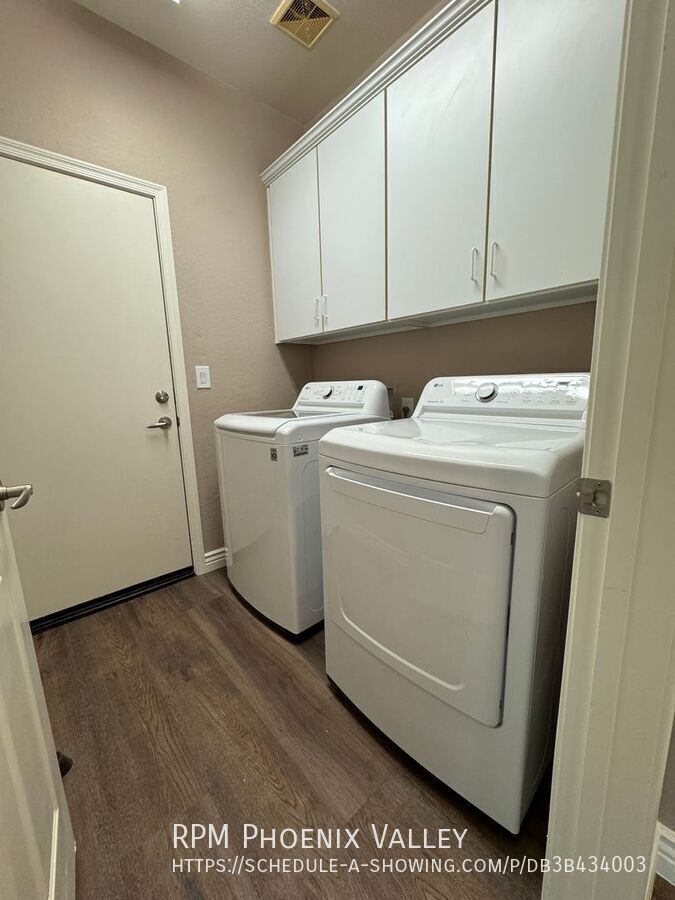 Beautiful 3Bdm 2Ba Anthem Home with ⭐New Floors and New Paint⭐in a Golf Community property image