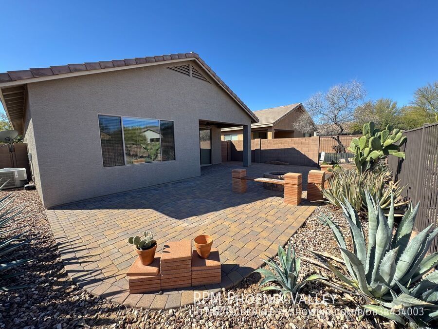 Beautiful 3Bdm 2Ba Anthem Home with ⭐New Floors and New Paint⭐in a Golf Community property image