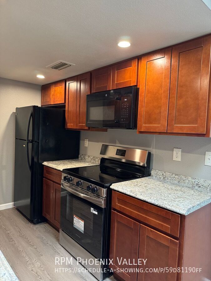 Updated Single Story 2Bdm - 2 Ba Glendale Unit with New Floors and Paint *No Carpet* property image