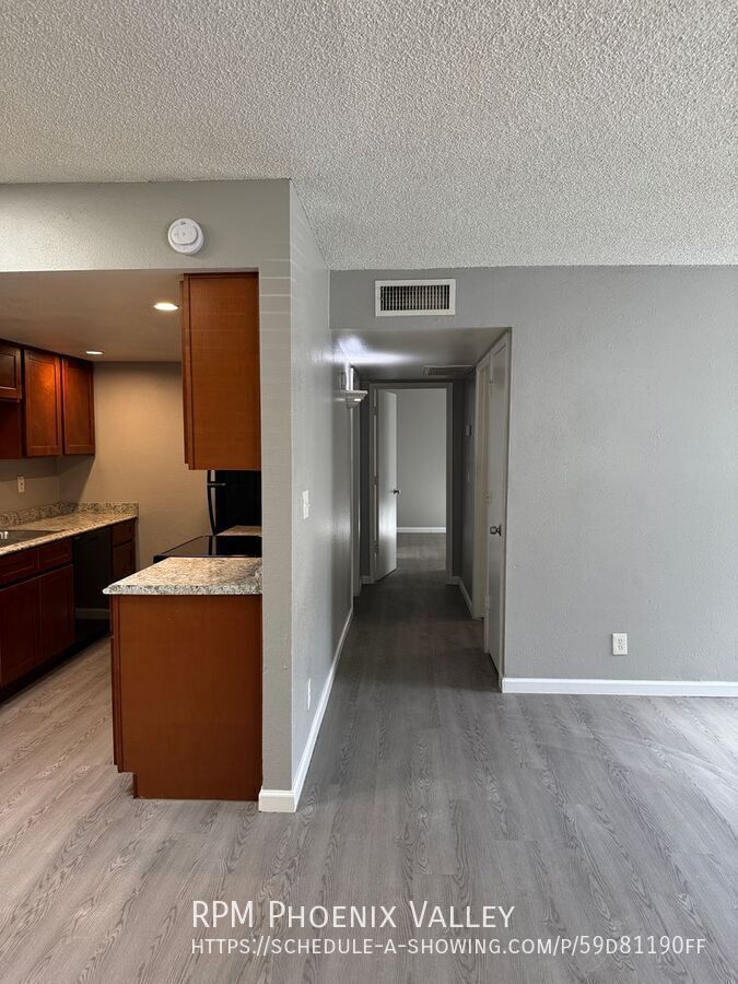 Updated Single Story 2Bdm - 2 Ba Glendale Unit with New Floors and Paint *No Carpet* property image