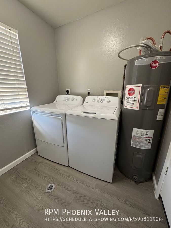 Updated Single Story 2Bdm - 2 Ba Glendale Unit with New Floors and Paint *No Carpet* property image